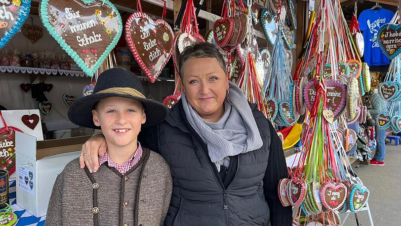 Melanie Frey und Sohn Paul vor ihrem Wiesn-Stand. Melanie Frey und Sohn Paul vor ihrem Wiesn-Stand.