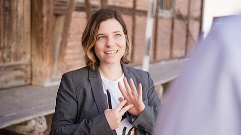 Julia Probst unterhält sich in Gebärdensprache.