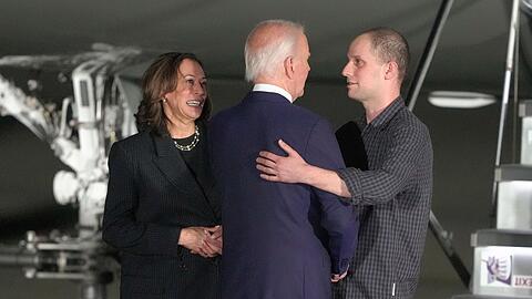 US-Präsident Biden und Vizepräsidentin Harris begrüßen den Reporter Gershkovich.
