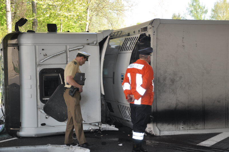 Auf der B 12 bei Simbach kippte ein Lkw um.