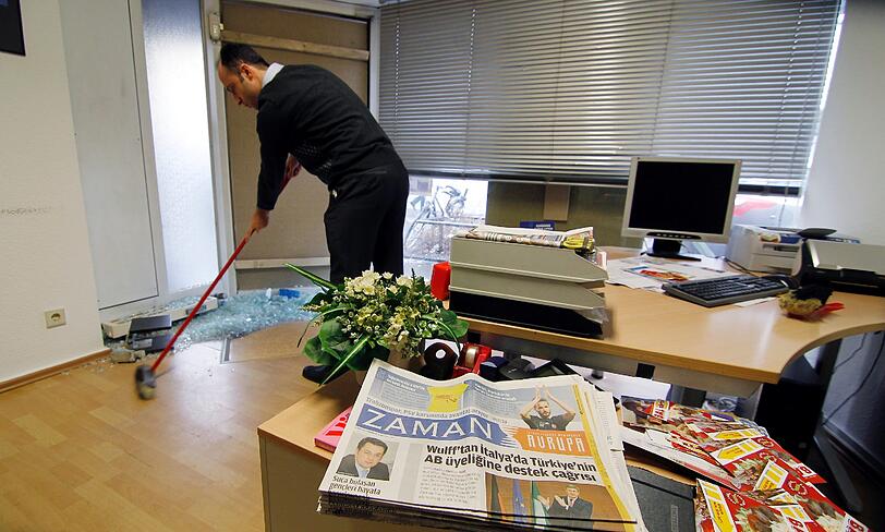 Angriffe auf eine türkischsprachige Zeitung und ein türkisches Lokal in Köln: Die Polizei vermutet nach ersten Ermittlungen einen politischen Hintergrund.