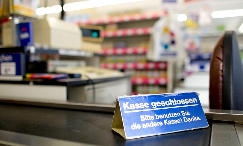 Einige betroffene Schlecker-Läden hatten schon in den vergangenen Tagen zugemacht. Heute werden auch die letzten der 2200 auf der Streichliste stehenden Filialen endgültig geschlossen. 11 000 Schlecker-Beschäftigte blicken in eine ungewisse Zukunft.
