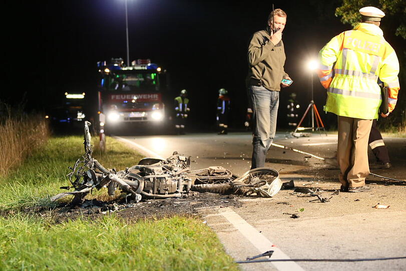 Zwei Motorradfahrer sind am Mittwochabend nach einem Zusammenprall auf der B299 gestorben.