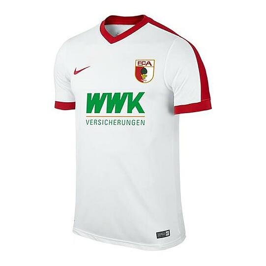18. FC Augsburg: Schlusslicht nun schon seit mehreren Spilezeiten ist das Augsburger Trikot. Leider sehr innovationslos! Weißes Shirt mit roten Akzenten. Daraus könnte man eigentlich mehr machen!
Schlusslicht nun schon seit mehreren Saisons das Trikot von Augsburg. Leider sehr innovationslos! Weißes Shirt mit roten Akzenten. Daraus könnte man eigentlich mehr machen!