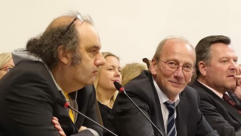 Matthias Lilienthal, Hans-Georg Küppers und Bürgermeister Josef Schmid bei der Sitzung im Rathaus. Matthias Lilienthal, Hans-Georg Küppers und Bürgermeister Josef Schmid bei der Sitzung im Rathaus.