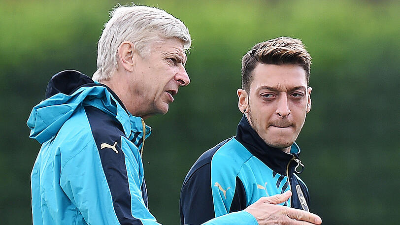 Verstehen sich gut: Arsene Wenger und Mesut Özil (rechts).