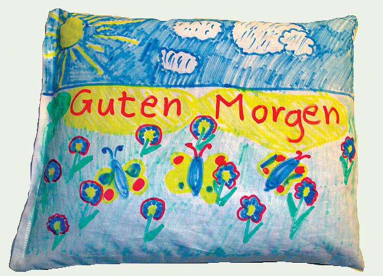 Mit dem Kräuterkissen schläft es sich viel besser - und das Aufstehen macht auch mehr Spaß.