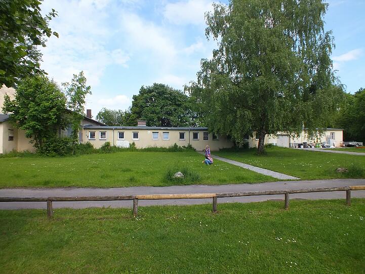 Die letzte erhaltene Baracke des ehemaligen KZ-Außenlagers Allach in Ludwigsfeld.