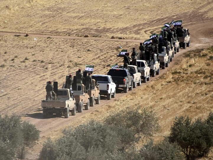 Aufmarsch der "Freien Syrischen Armee", die von der Türkei unterstützt wird.