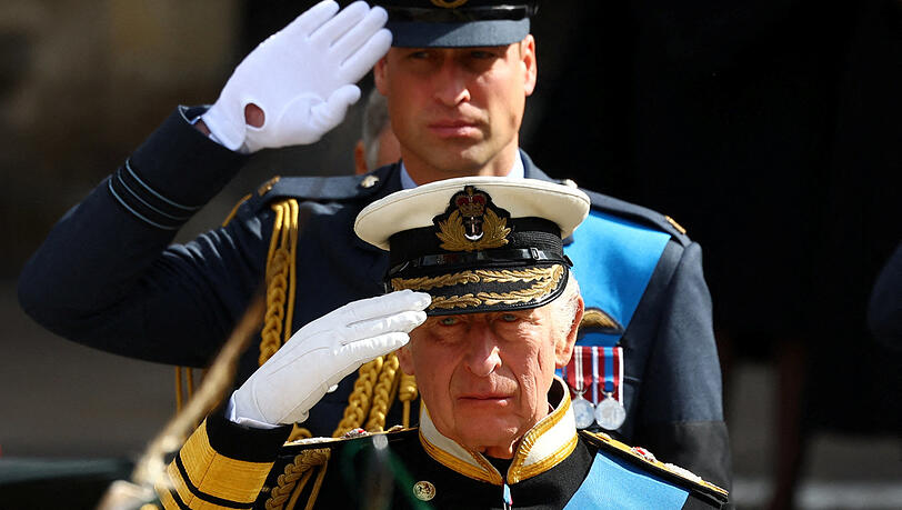 Traurig, aber auch abgekämpft: König Charles III. beim Begräbnis der Queen, dahinter Sohn William.