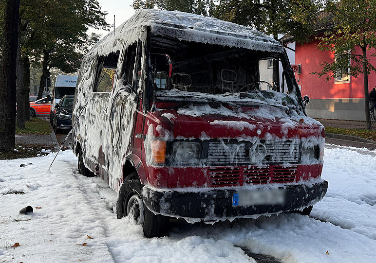 Er gehörte angeblich dem Bombenleger: Der Van ist ausgebrannt und voller Löschschaum.