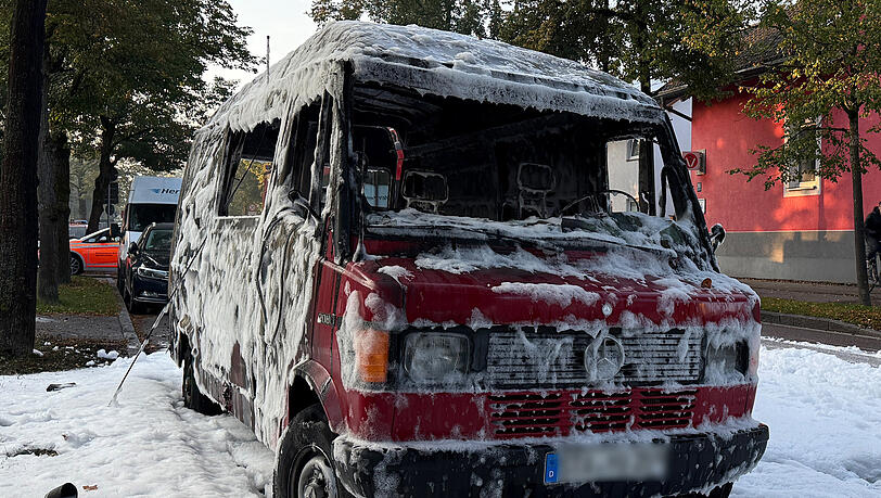 Er gehörte angeblich dem Bombenleger: Der Van ist ausgebrannt und voller Löschschaum.