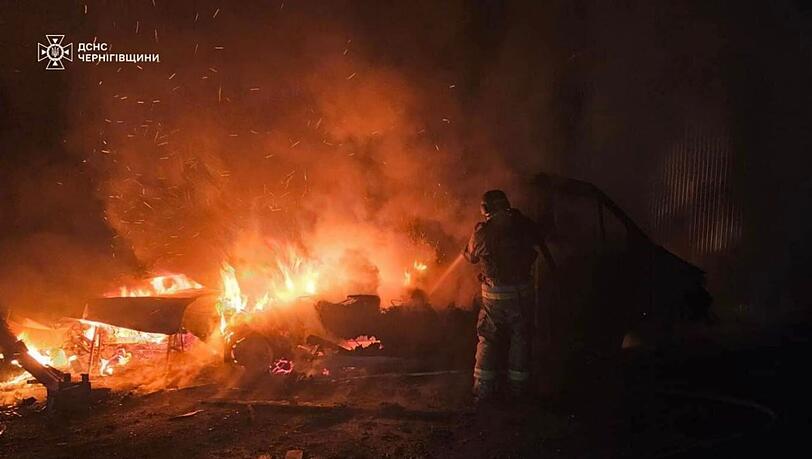 In Tschernihiw im Norden der Ukraine hat das russische Milit&auml;r erneut Energieanlagen angegriffen und besch&auml;digt.