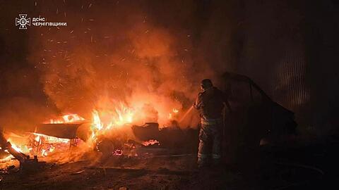 In Tschernihiw im Norden der Ukraine hat das russische Milit&auml;r erneut Energieanlagen angegriffen und besch&auml;digt.