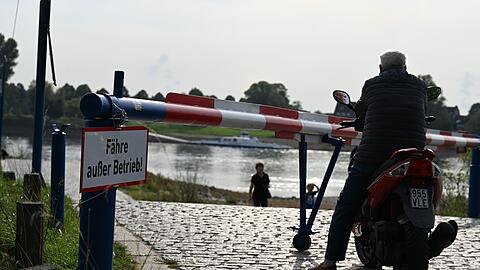 Das Warten auf die F&auml;hre ist vergeblich: Ein Motorroller-Fahrer blickt einige Minuten auf den Rhein, dann kehrt er um und f&auml;hrt davon. (Archivbild)