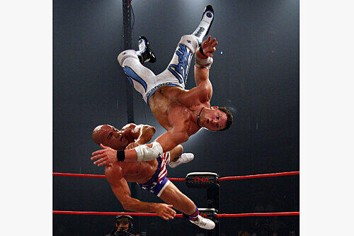 Freiflug im Ring: Hier beweisen die beiden TNA-Stars Kurt Angle (unten) und AJ Styles, wie spektakulär Wrestling sein kann.