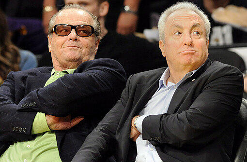 Hollywood-Star Jack Nicholson (l.) verfolgt konzentriert das Geschehen auf dem Spielfeld. Er ist in Begleitung des Fernsehproduzenten Lorne Michaels.