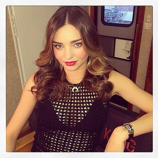 Model Miranda Kerr entspannt zwischen am Set
