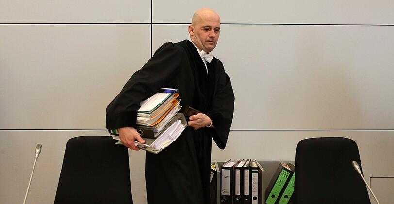 An Tag 2 kam eine Zeugin, eine Steuerfahnderin aus Rosenheim, gleich mal mit einem roten Wäschekorb voller Papiere in den Gerichtssaal.
