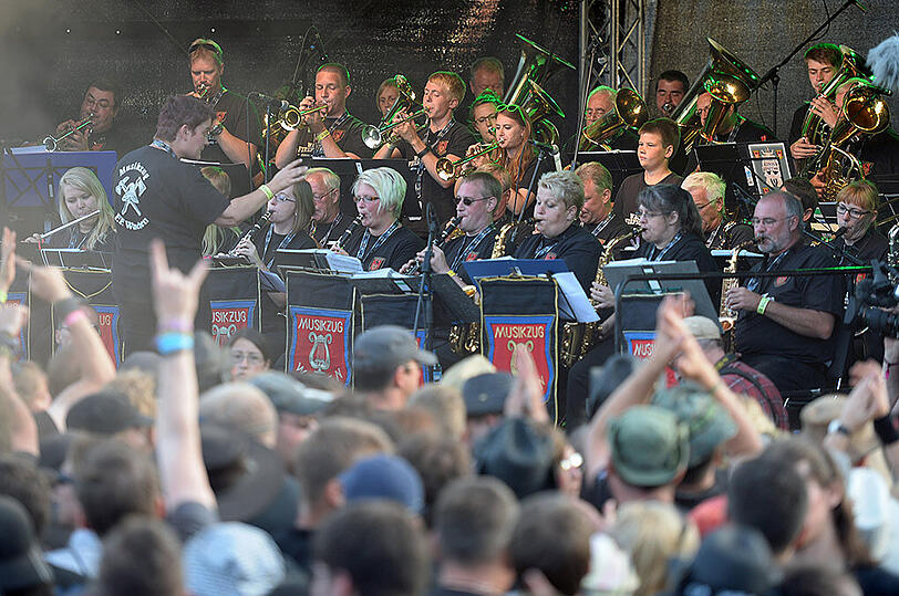 Am Mittwoch eröffnete die Blaskapelle der Wackener Feuerwehr traditionell das Open Air. Die Blasmusik elektrisierte Tausende Headbanger.