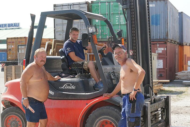 Im Bild: Reinhard (links), Manfred und Konrad. In der Hitze trinken die Arbeiter vor allem viel Wasser.