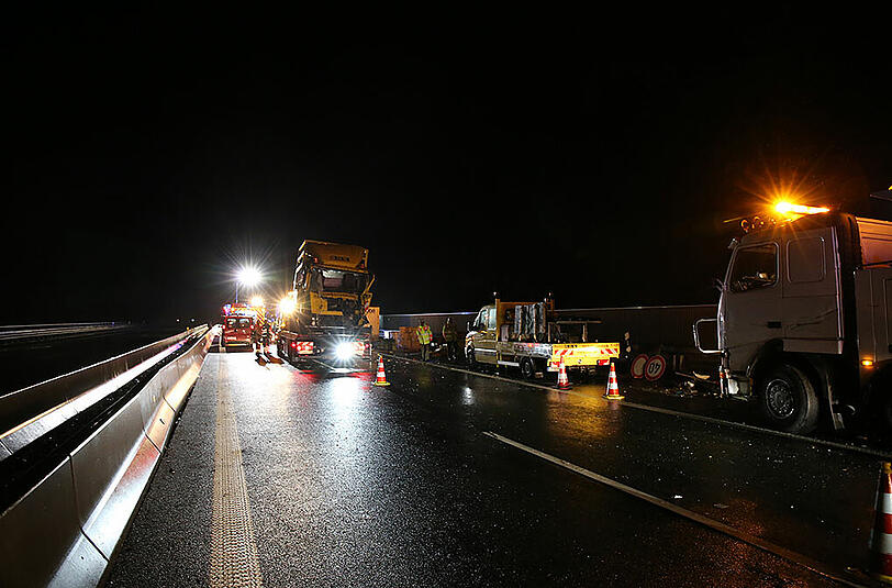 Bei seinem Crash in eine Baustelle hinterließ ein Lkw eine Schneise der Verwüstung. Die Bilder.