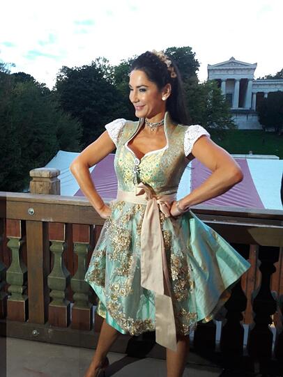 Mariella Ahrens feiert in Käfers Wiesn-Schänke.