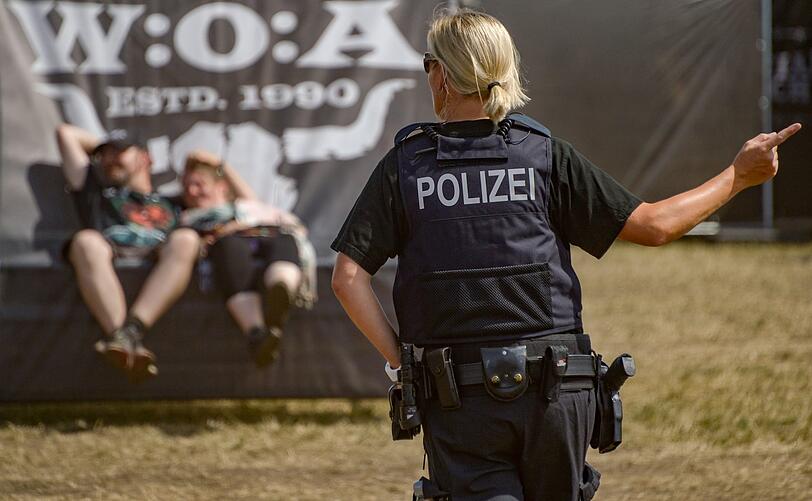 Festivalbesucher laufen in der gleißenden Sonnen über die sich langsam füllenden Zeltplätze. Die traditionelle Schlammschlacht ist bislang ausgeblieben, es droht eine Hitzeschlacht.