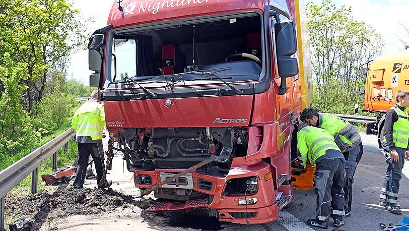 Der Unfallverursacher - er war auf seinen Vordermann aufgefahren - wurde verletzt und in ein Krankenhaus transportiert.