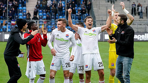 Die SpVgg Unterhaching gewinnt bei Waldhof Mannheim mit 3:0.
