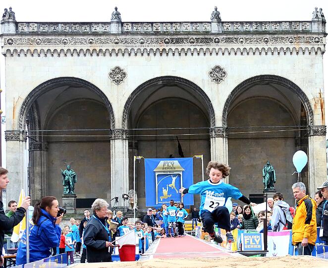 Sie springen weit: Die jungen Teilnehmer bei der "1. M-net Münchner Schulmeisterschaft."