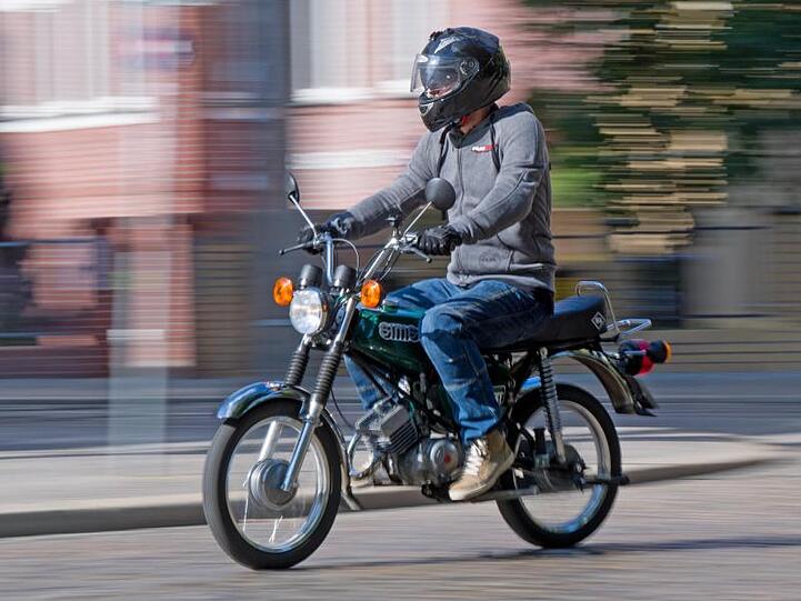 Kleinkrafträder, die maximal 45 Kilometer in der Stunde schnell sind, sollen schon von 15-Jährigen gefahren werden dürfen.