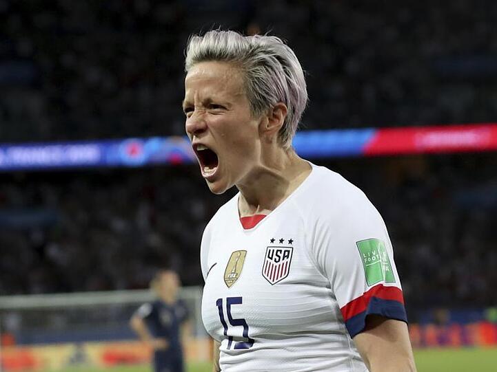 US-Torjägerin Megan Rapinoe USA feiert ihren zweiten Treffer gegen Frankreich.