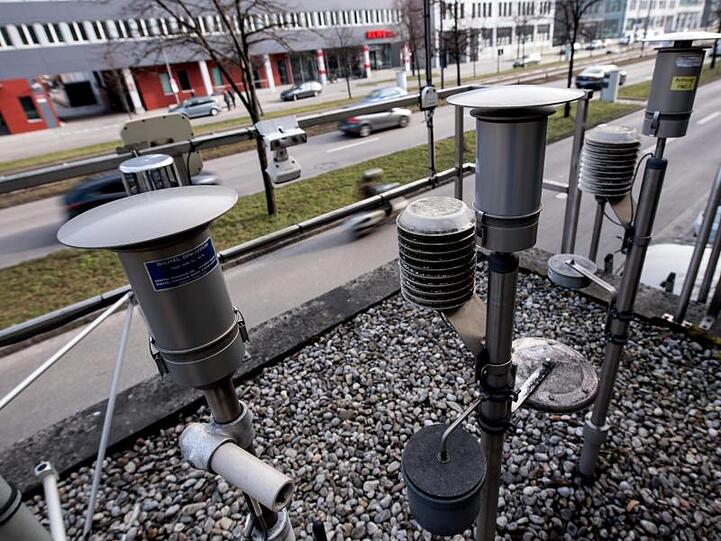 Verschiedene Messgeräte sind auf dem Dach einer Luftmessstation in München installiert.