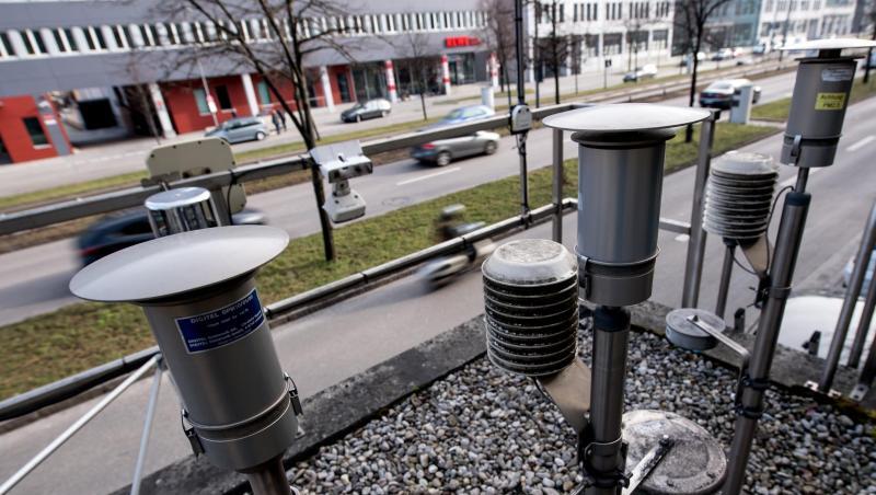 Verschiedene Messgeräte sind auf dem Dach einer Luftmessstation in München installiert. Verschiedene Messgeräte sind auf dem Dach einer Luftmessstation in München installiert.
