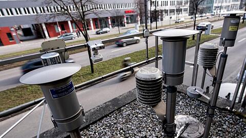 Verschiedene Messgeräte sind auf dem Dach einer Luftmessstation in München installiert.
