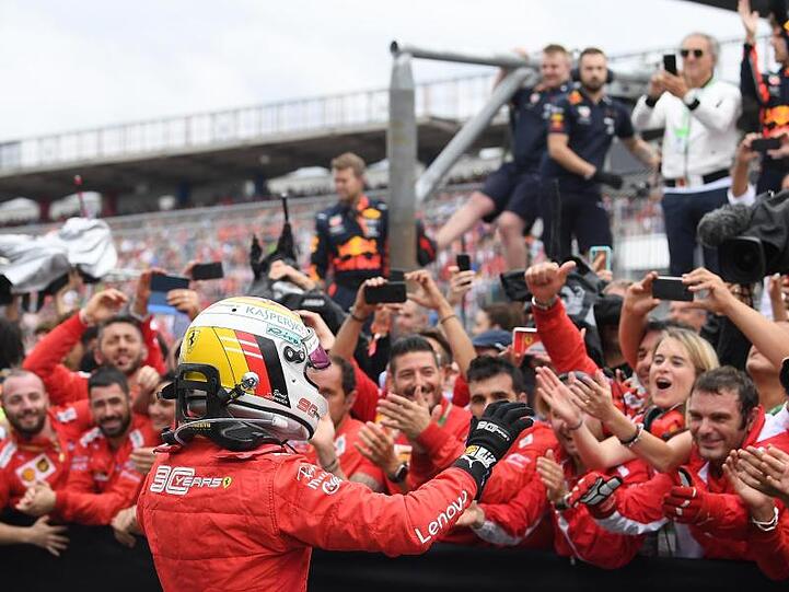 Das Ferrari-Team feiert den zweiten Platz von Scuderia Ferrari wie einen Sieg.