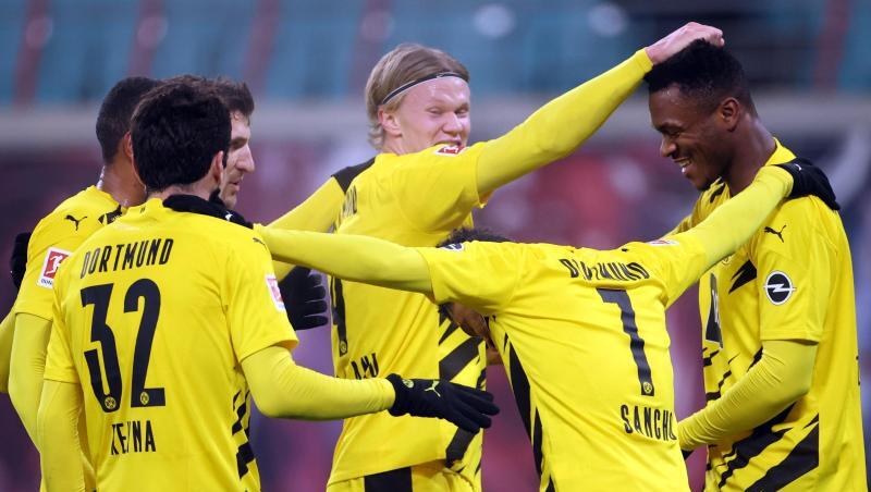Dortmunds Spieler feiern Erling Haaland (M) nach dessen Treffer zum 3:0 gegen RB Leipzig.