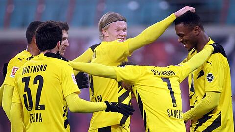 Dortmunds Spieler feiern Erling Haaland (M) nach dessen Treffer zum 3:0 gegen RB Leipzig.