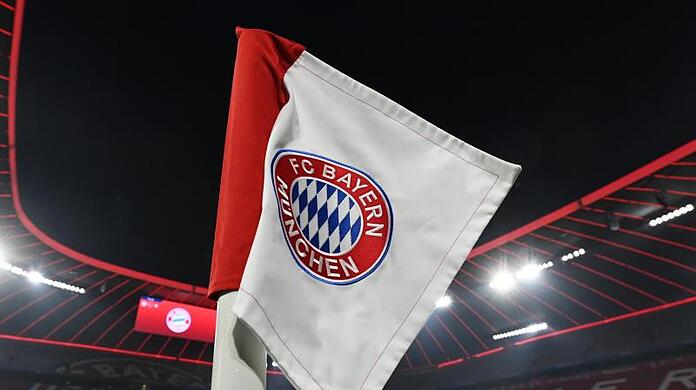 Das Logo des FC Bayern München ist auf einer Eckfahne zu sehen.
