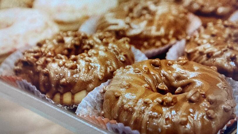 Bei Yilmaz gibt es auch eine große Bandbreite an bekannten Nachspeisen, wie Donuts. Bei Yilmaz gibt es auch eine große Bandbreite an bekannten Nachspeisen, wie Donuts.