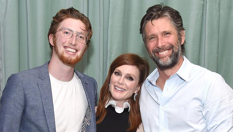 Caleb Freundlich (l.) mit seinen beiden stolzen Eltern, Julianne Moore und Bart Freundlich. Caleb Freundlich (l.) mit seinen beiden stolzen Eltern, Julianne Moore und Bart Freundlich.