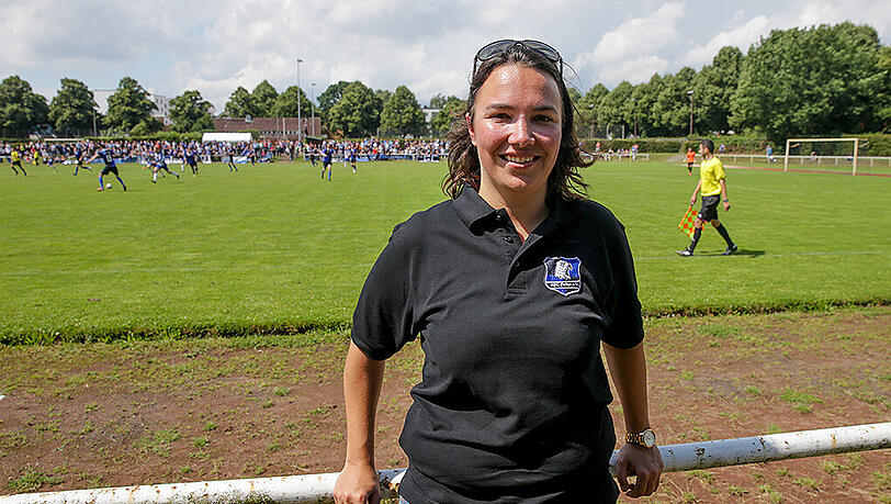 Nach Umwandlung des Bundesligisten Hamburger SV in eine Aktiengesellschaft gründeten Fans den HFC Falke - Tamara Dwenger ist die Vorsitzende des Vereins. Nach Umwandlung des Bundesligisten Hamburger SV in eine Aktiengesellschaft gründeten Fans den HFC Falke - Tamara Dwenger ist die Vorsitzende des Vereins.