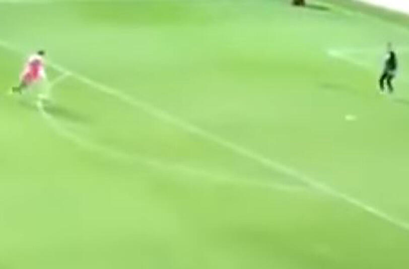Tommy McKay nimmt Anlauf und erzielt einen sehenswerten Treffer.