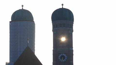 Die Sonne scheint mit letzter Kraft durch ein Loch in der Frauenkirche.