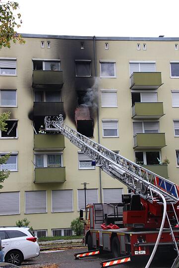 Die Feuerwehrler retteten sechs Personen aus den Flammen in dem Mehrfamilienhaus. Eine 32-jährige Münchnerin musste zur Behandlung ins Krankenhaus gebracht werden.