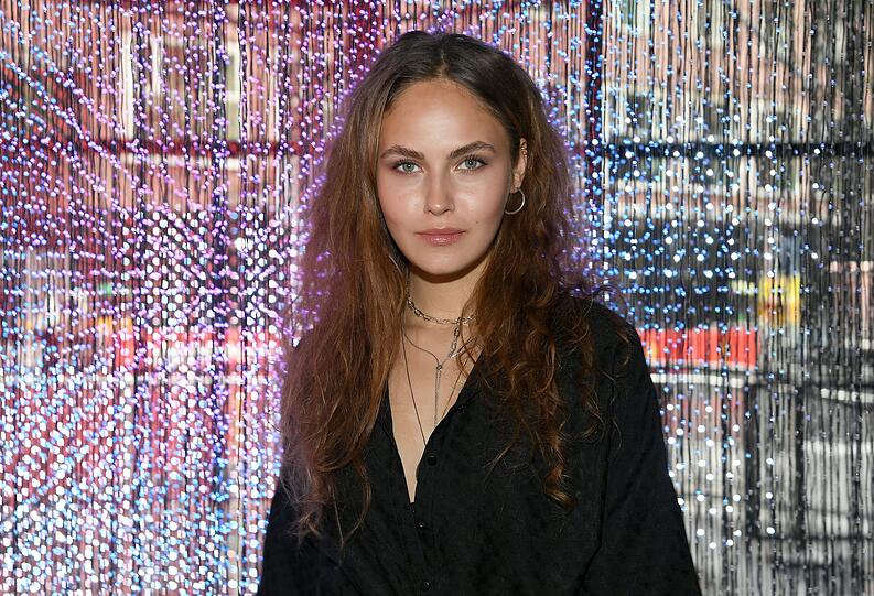 Mathieu Carrières Tochter Elena ist als Model in Deutschland sehr gefragt.