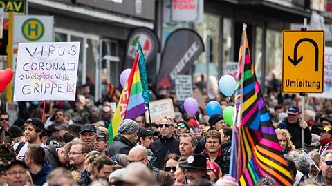 Zahlreiche Demonstranten der Initiative "Querdenken" ziehen mit Ziel Cannstatter Wasen durch die Stuttgarter Innenstadt.