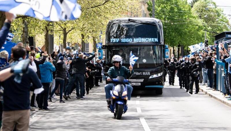 Die Fans unterstützen die Mannschaft des TSV 1860 auch am letzten Spieltag.