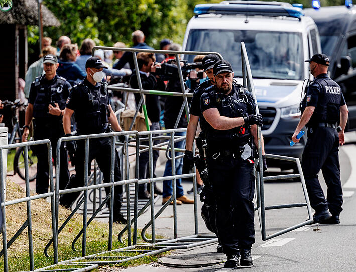 Polizisten sperren die Kirche, in der Finanzminister Lindner (FDP) und seine Frau heiraten wollen, mit Sperrgittern weiträumig ab.